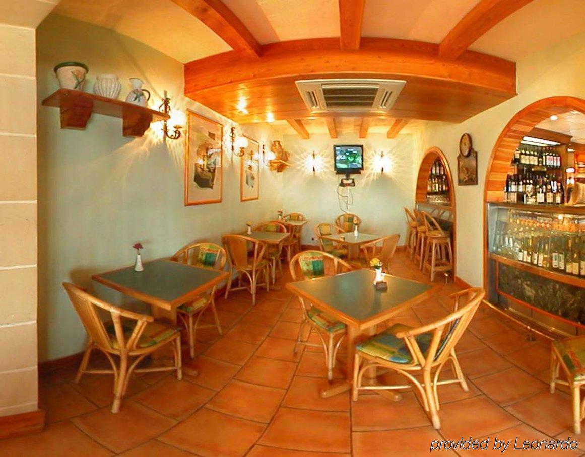 The Mediterranea Hotel & Suites Сент-Полс-Бей Ресторан фото